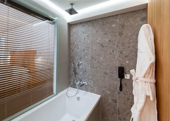 Messinian Icon & 5* Calamata